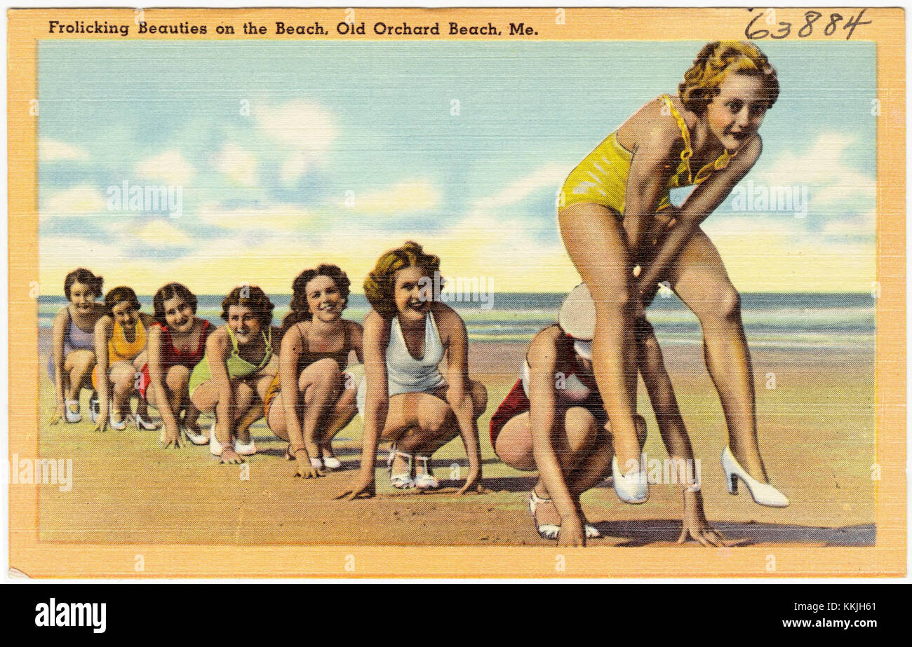 Bolicking Beauties sur la plage à Old Orchard Beach, Maine, dépeint une scène animée de femmes profitant de leur temps au bord de la mer. L'image capture l'atmosphère insouciante d'une journée de plage, soulignant la joie des loisirs en plein air. Banque D'Images