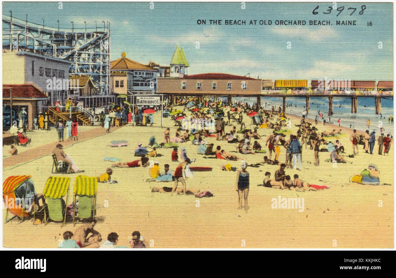Une photographie capturant la vue panoramique de Old Orchard Beach, dans le Maine, avec les rives sablonneuses, les vagues de l'océan et l'atmosphère de cette destination côtière populaire. L'image transmet un cadre de plage détendu, avec des gens appréciant la journée d'été. Banque D'Images