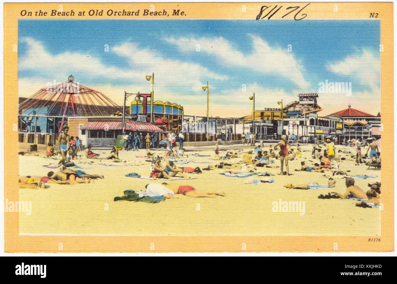 Cette image capture un moment à Old Orchard Beach dans le Maine, montrant la beauté côtière de la région. Il met en valeur la plage de sable, l'eau, et les visiteurs appréciant la saison estivale. Banque D'Images