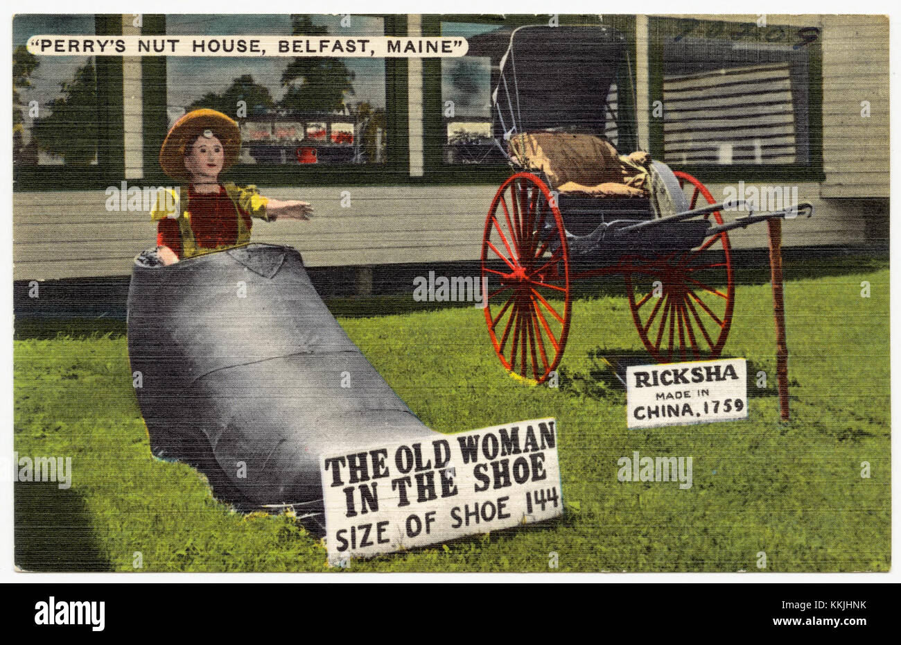 Perry's Nut House à Belfast, dans le Maine, abrite une célèbre attraction routière, la sculpture « Old Woman in the Shoe ». L'affichage comprend une chaussure de taille 144 et un pousse-pousse fabriqué en Chine. Il reflète l'Americana du milieu du XXe siècle en bordure de route et l'art populaire unique trouvé dans les attractions touristiques à travers les États-Unis Banque D'Images