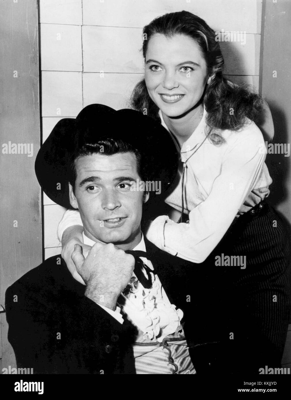 Image promotionnelle de la série télévisée de 1959 'Maverick', mettant en vedette les acteurs James Garner et Louise Fletcher. Plus de détails sur le contexte de la scène ne sont pas fournis. Banque D'Images