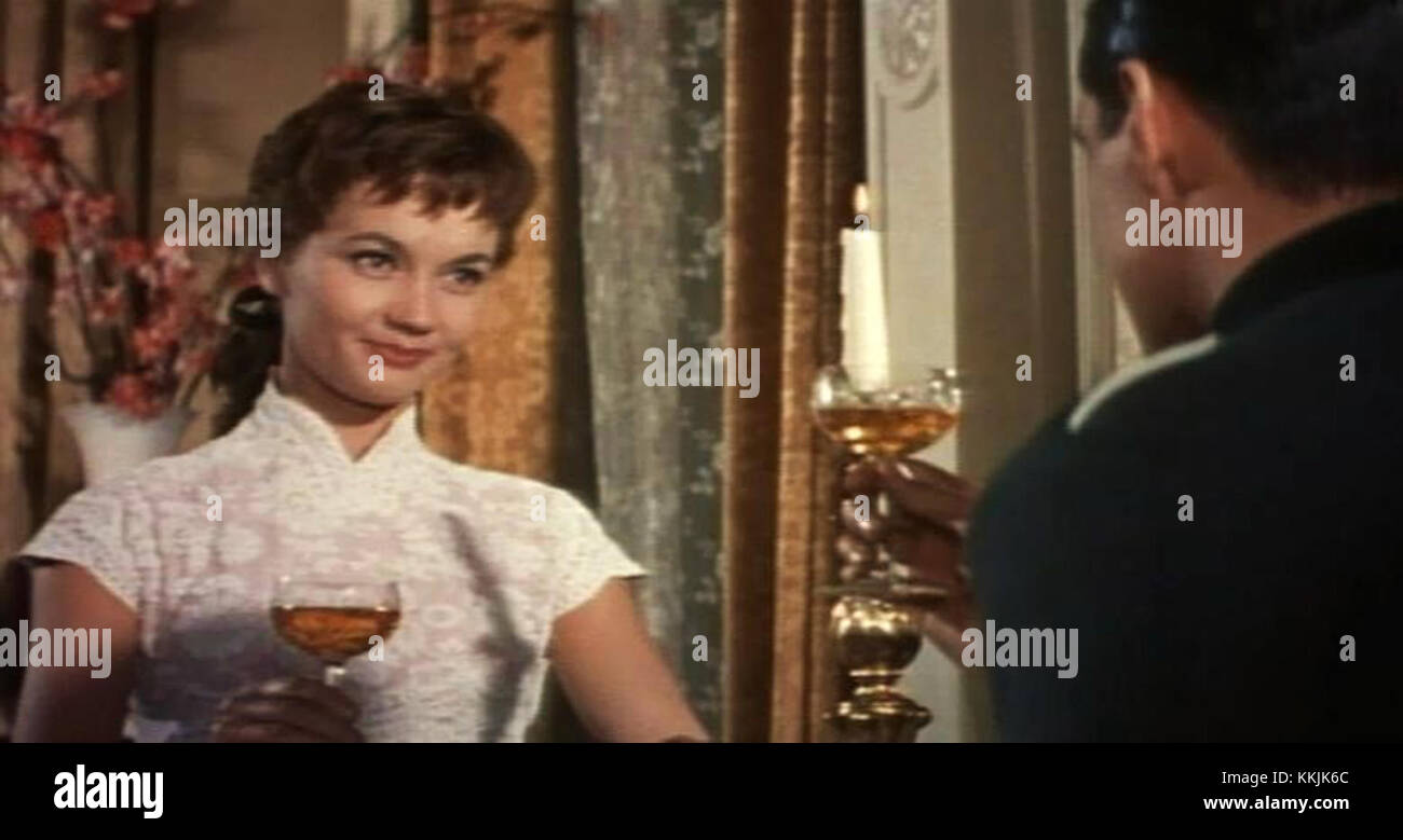 Liselotte Pulver joue dans le film 'A Time to Love and a Time to Die', présenté dans la bande-annonce du film comme un personnage important. Banque D'Images