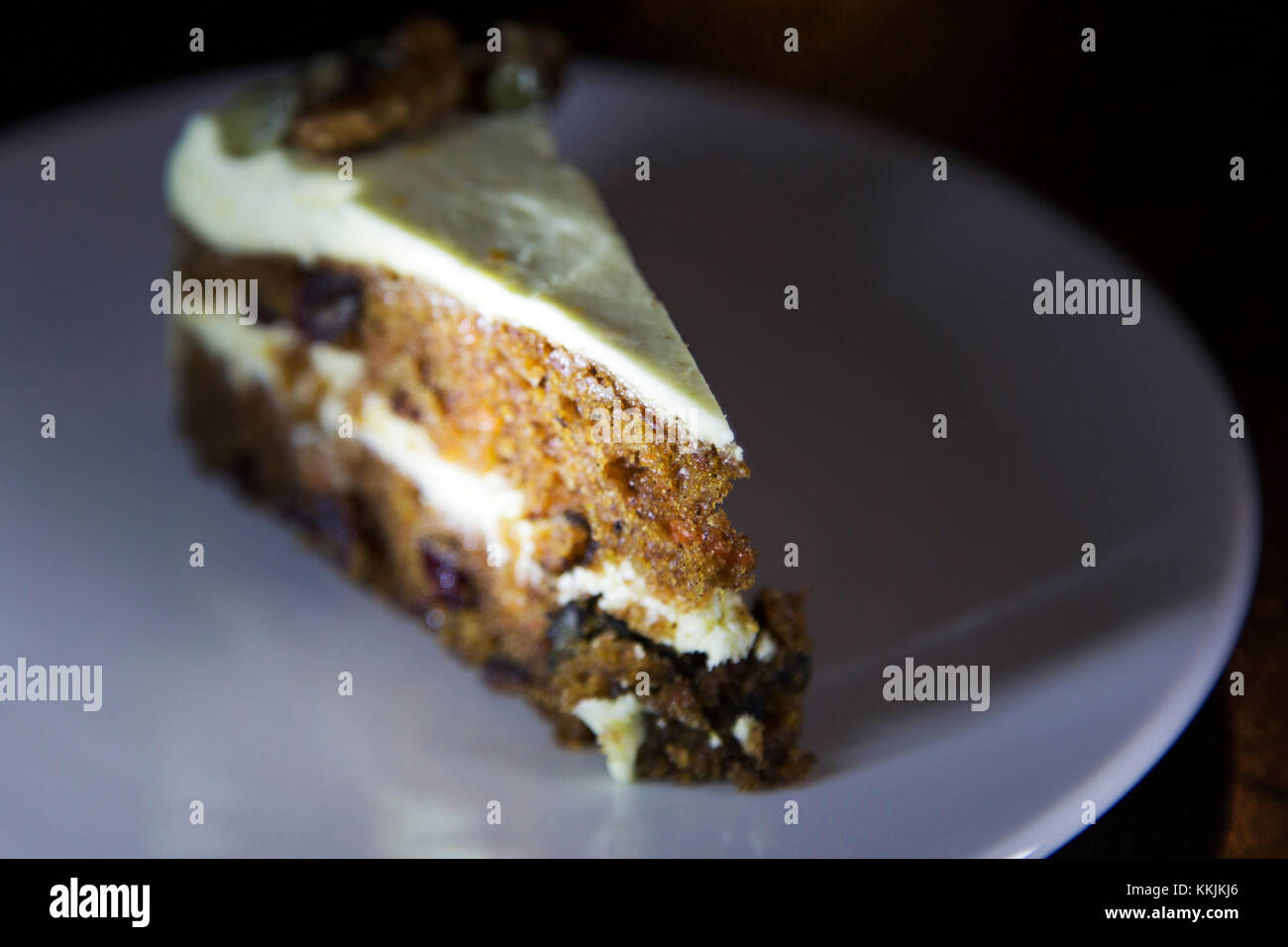 Gâteau aux carottes servi sur une plaque blanche. le gâteau fondant et caractéristiques des noix. Banque D'Images