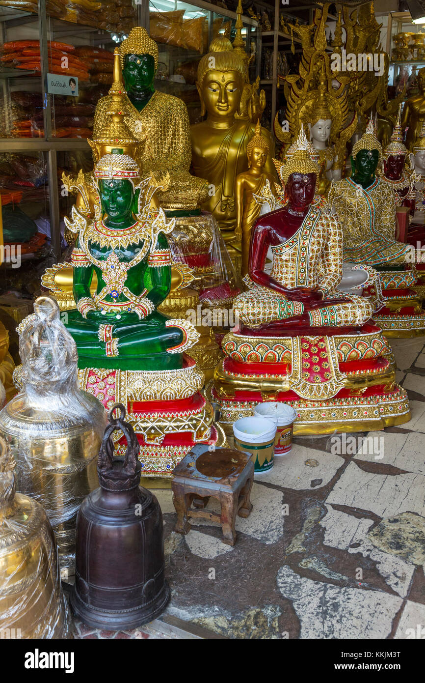 Bangkok, Thaïlande. Les Bouddhas et d'autres statues religieuses pour la vente. Banque D'Images