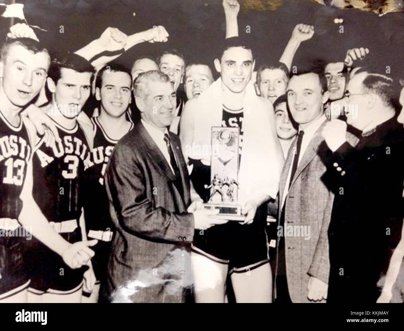 En face de gauche à droite : Sam Madden, directeur de la Ligue catholique; Dave DeBusschere; Chuck Hollosy, entraîneur de basketball de Detroit Austin, et FR. Francis McDonnell, O.S.A., directeur sportif de Detroit Austin. (Photos soumises) Doc54401ae02c2f9248495401 Banque D'Images