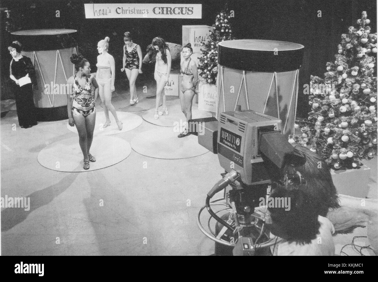 Les modèles 1970 Hess Christmas Circus sont des jouets de collection produits par la société Hess Toy Truck. Ces modèles présentent des motifs sur le thème du cirque et font partie d'une série limitée qui reflète la tradition de collection des fêtes de la marque. Banque D'Images
