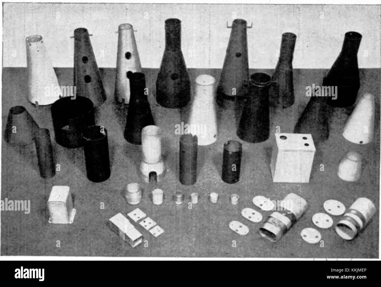 L'assortiment mu-METAL de 1951 fait référence à une collection de matériaux fabriqués à partir d'un alliage conçu pour protéger les équipements sensibles contre les champs magnétiques. Le mu-métal est largement utilisé dans l'électronique, les instruments scientifiques et les télécommunications. Banque D'Images