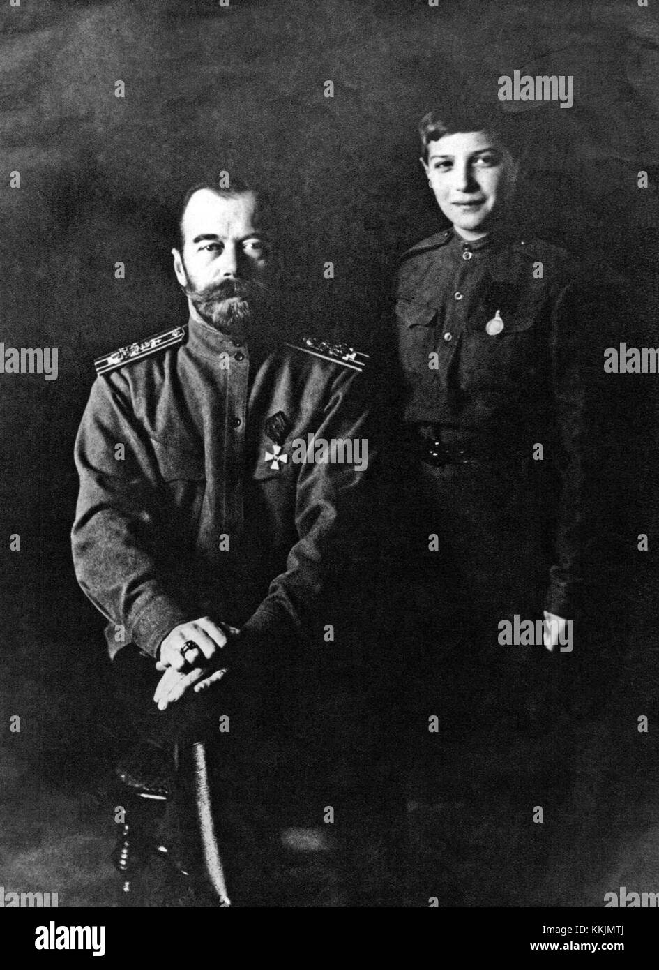 Vers 1916 : Nicholas II, empereur de Russie (1868 - 1918), commandant suprême de l'armée et de la marine russes, avec son fils, le Grand-Duc Alexis (1904 - 1918), chef honoraire du corps des cadets de la marine. Le Tsar a été forcé de s'abdiquer en mars 1917. (Photo de Hulton Archive/Getty Images) Nicholas II et Alexei à Stavka Banque D'Images