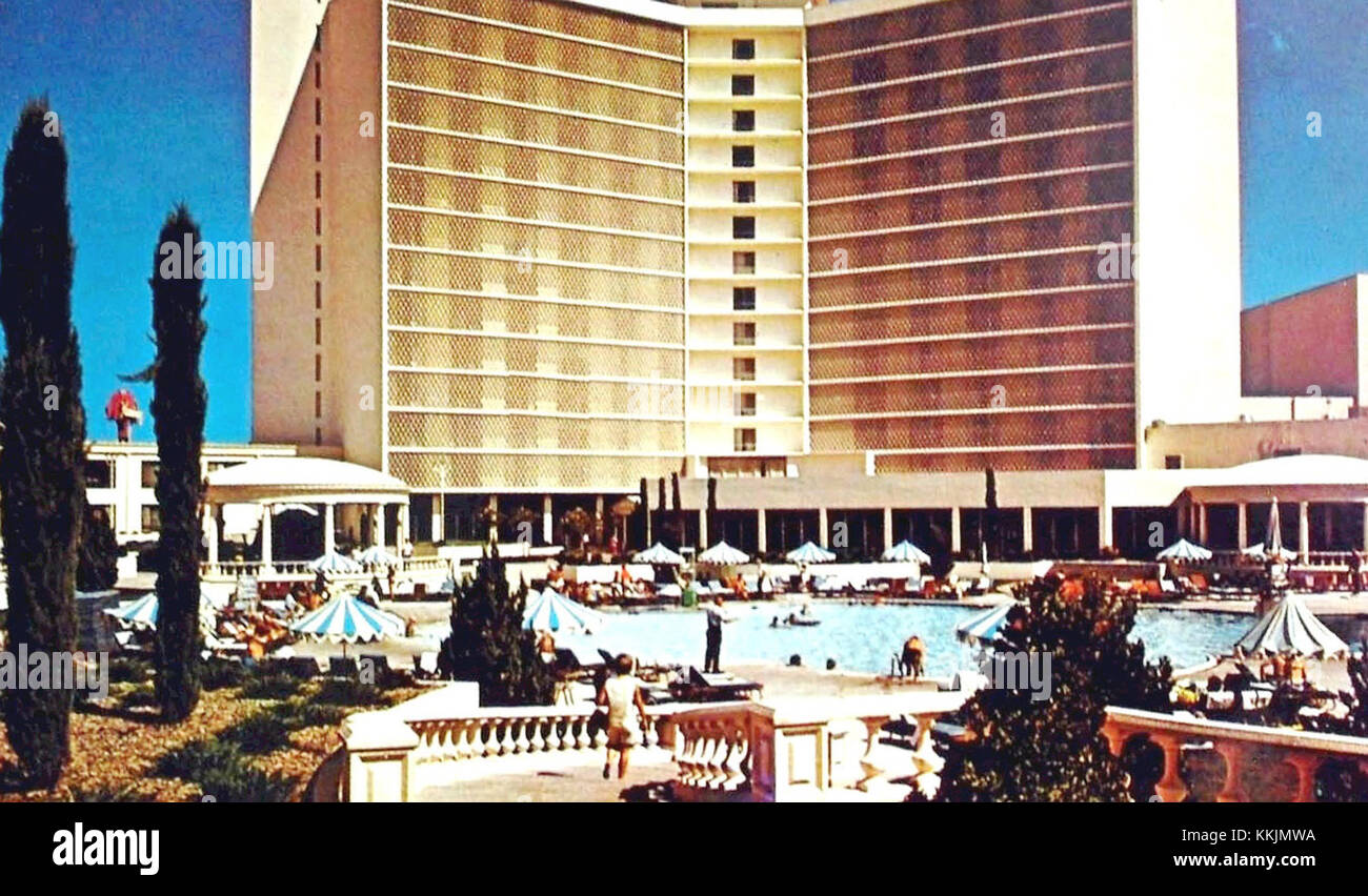 La piscine du Caesars Palace, photographiée en 1970, reflète les équipements luxueux et le design architectural grandiose du célèbre complexe hôtelier de Las Vegas. Banque D'Images