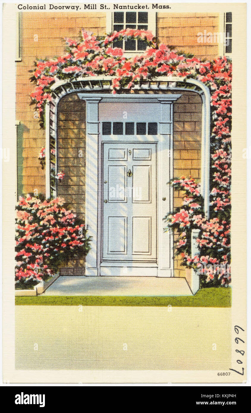 Cette porte coloniale, située sur Mill Street à Nantucket, Massachusetts, est un exemple de l'architecture américaine primitive. Il reflète le style de design du XVIIIe siècle, mettant en valeur l'artisanat détaillé et les techniques de construction historiques. Banque D'Images