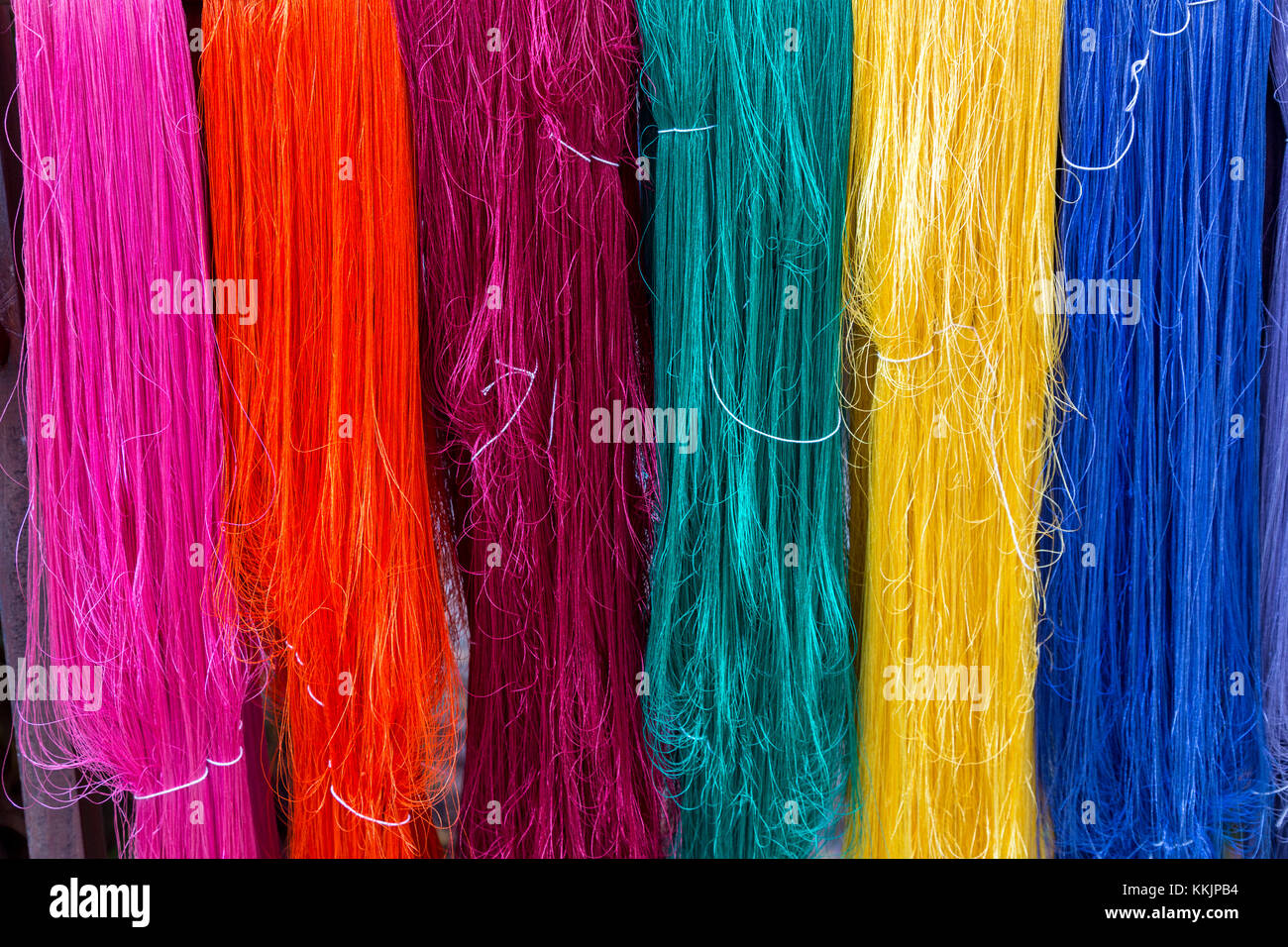 Bangkok, Thaïlande. La soie thaïlandaise dans des couleurs vives. Banque D'Images