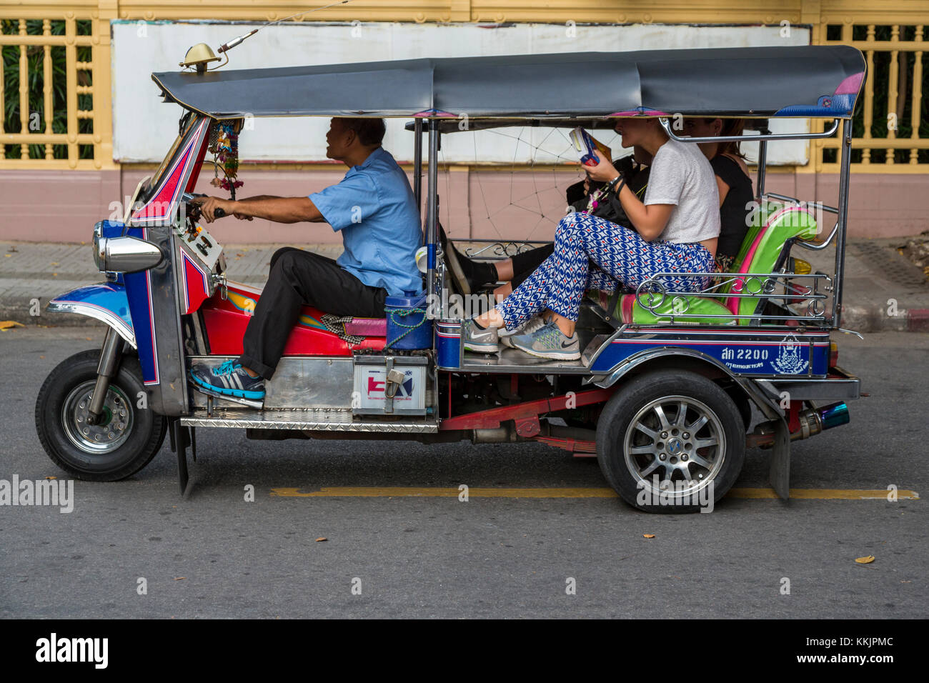 Bangkok, Thaïlande. Passagers dans un tuk-tuk, une motocyclette à trois roues Taxi. Banque D'Images