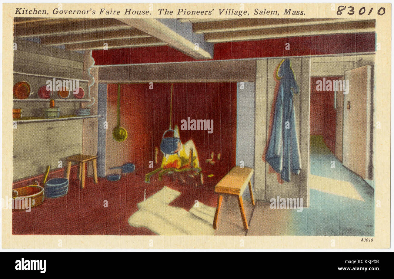 Cette photographie montre la cuisine de la maison du gouverneur faire, située dans le village des pionniers à Salem, Massachusetts. La cuisine reflète le design de l'époque coloniale et présente des outils et équipements de cuisine historiques. Banque D'Images