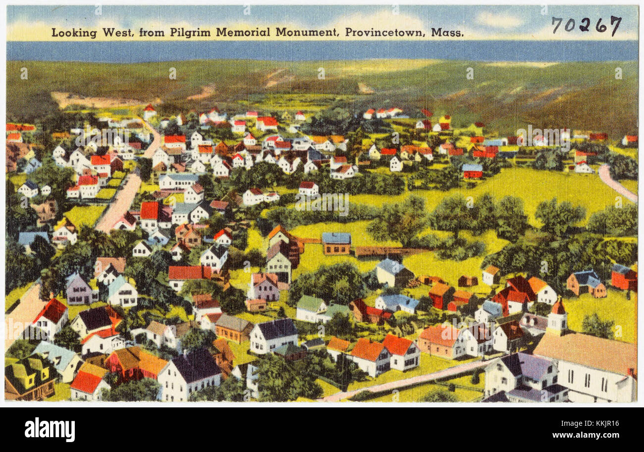 Cette image offre une vue depuis le Pilgrim Memorial Monument à Provincetown, Massachusetts, vers l'ouest. Le monument commémore le premier débarquement des pèlerins dans le Nouveau monde et offre une perspective panoramique du paysage environnant. Banque D'Images