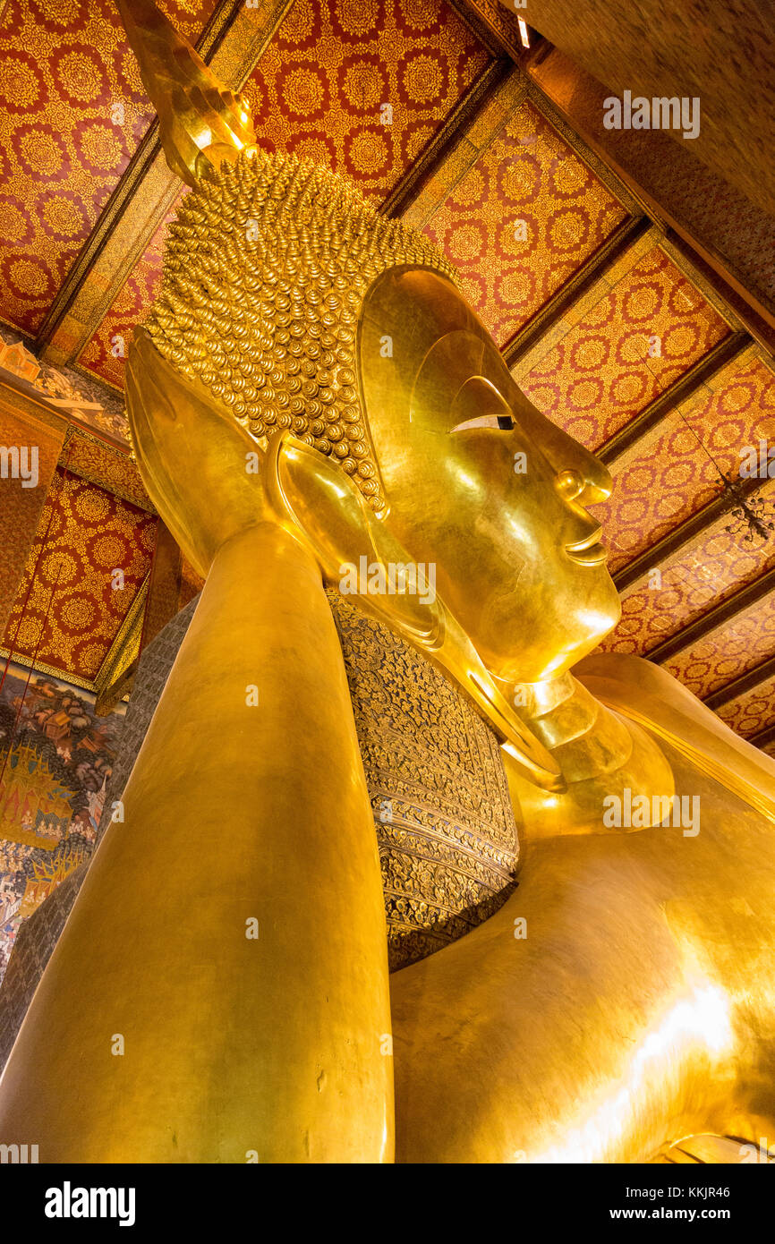 Bangkok, Thaïlande. Bouddha couché, Wat Pho temple complexe. Banque D'Images