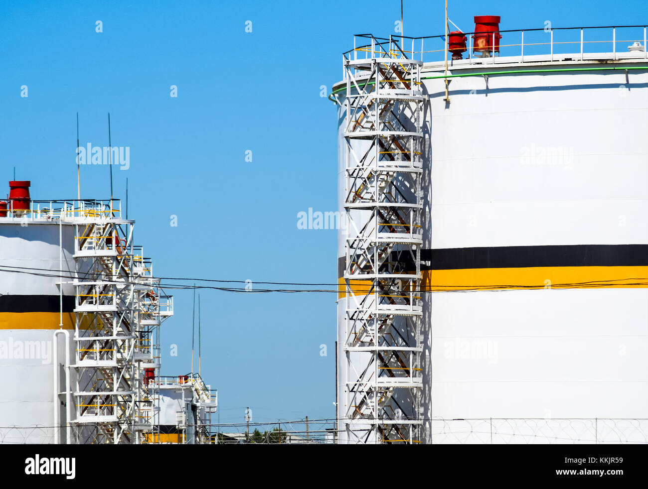 Le réservoir en acier vertical. capacités de stockage de l'huile, l'essence, le kérosène, le diesel et d'autres liquides. Banque D'Images