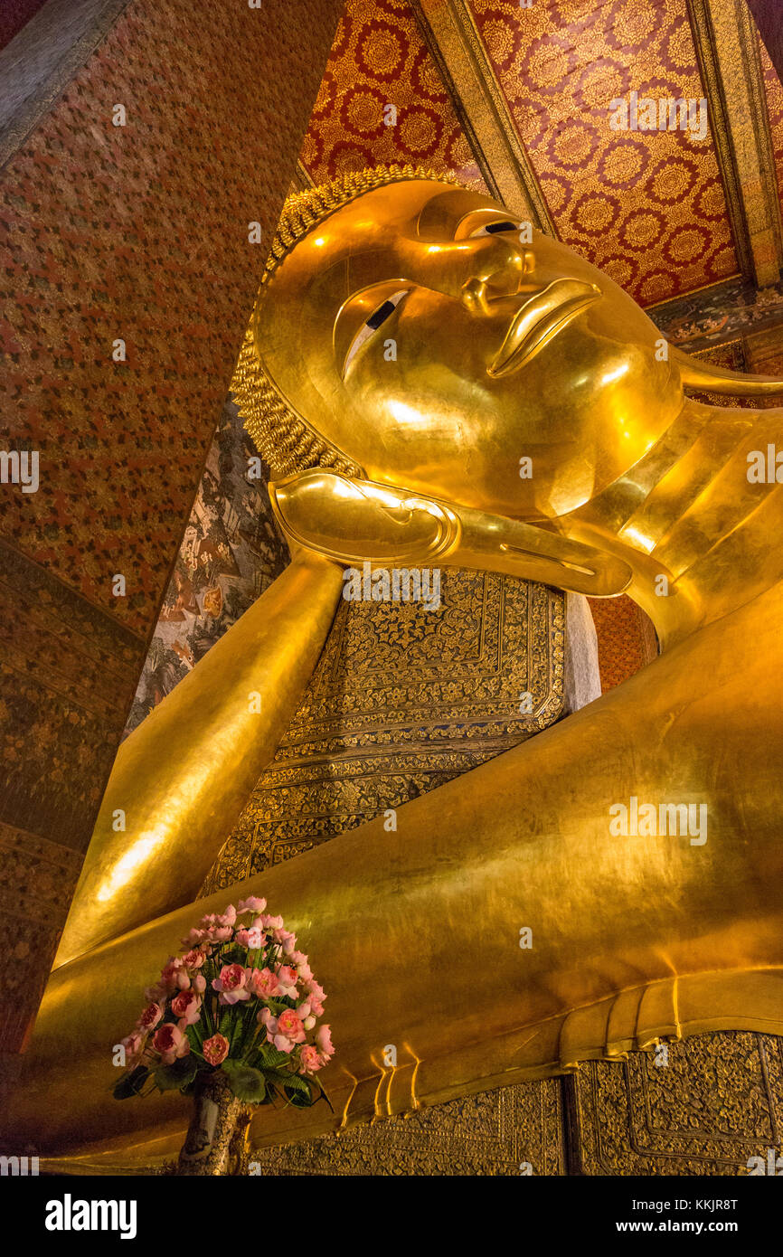 Bangkok, Thaïlande. Bouddha couché, Wat Pho temple complexe. Banque D'Images