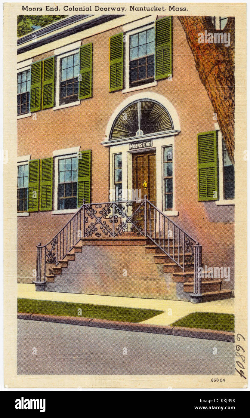 Moors End à Nantucket, Massachusetts, présente une porte de style colonial, reflétant les styles architecturaux des premières colonies américaines. La porte fait partie du charme historique de Nantucket, une île connue pour son patrimoine colonial et la préservation de l'architecture historique. Banque D'Images