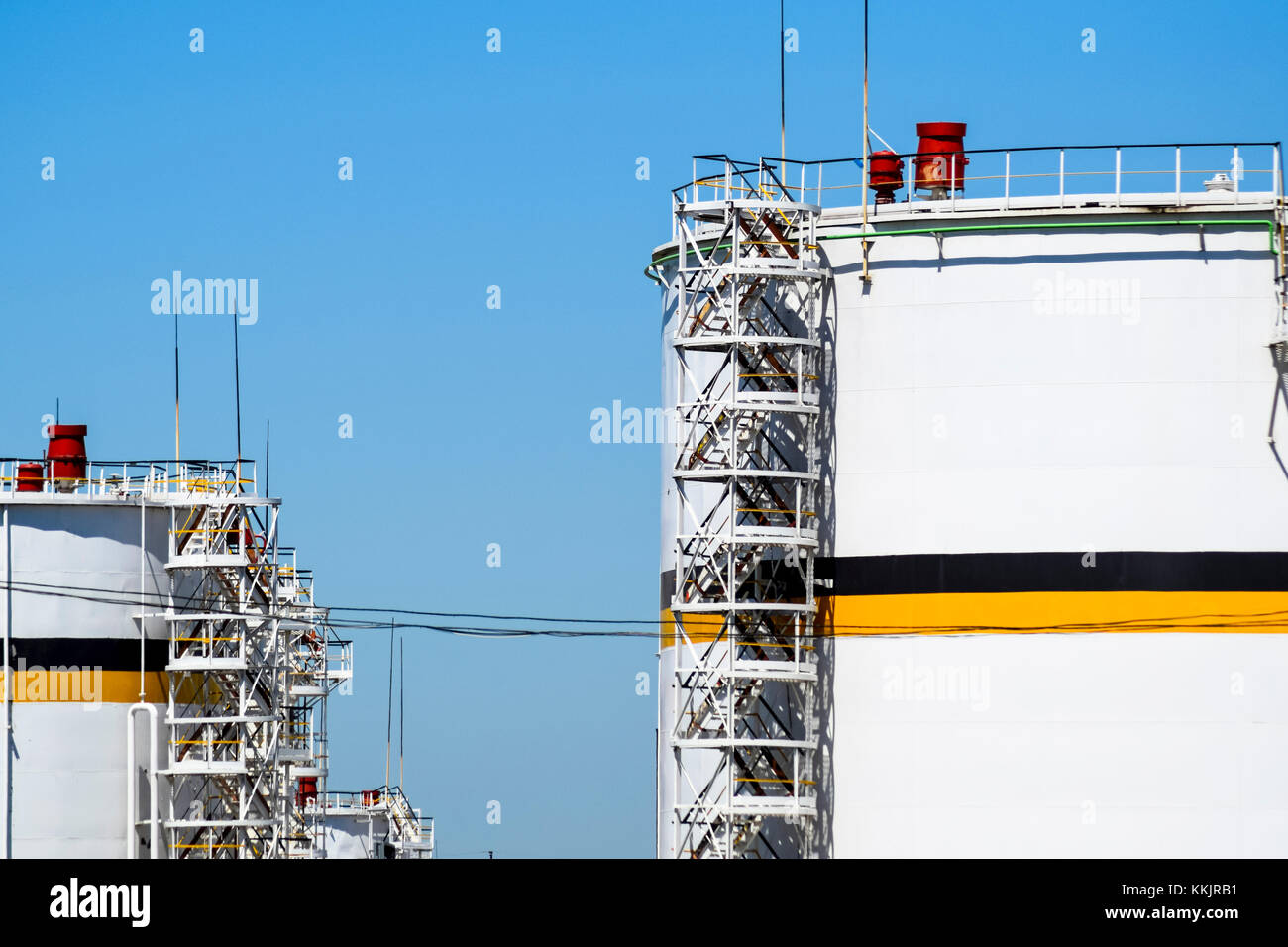 Le réservoir en acier vertical. capacités de stockage de l'huile, l'essence, le kérosène, le diesel et d'autres liquides. Banque D'Images