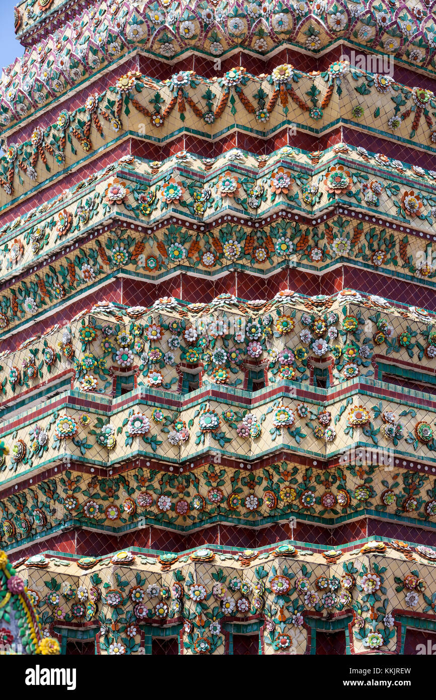 Bangkok, Thaïlande. Décoration en céramique sur le Phra Maha Chedi du Roi Rama I, Sanpetdayarn dans le Wat Pho, composé de Bouddha couché. Banque D'Images