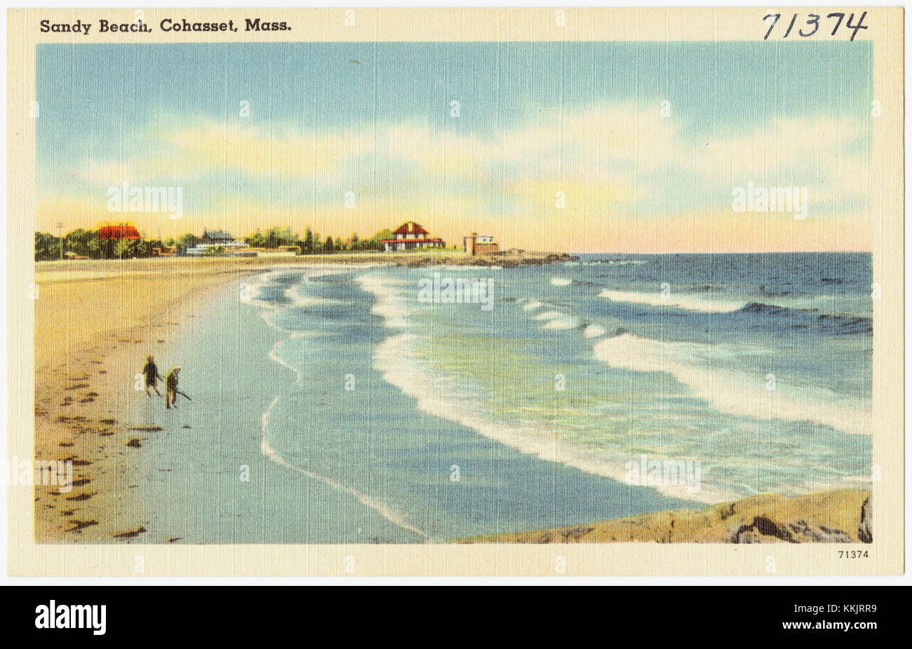Cette image montre une plage de sable sereine à Cohasset, Massachusetts, avec de vastes étendues de sable le long de la côte, avec une végétation minimale et une vue calme sur l'océan. Banque D'Images