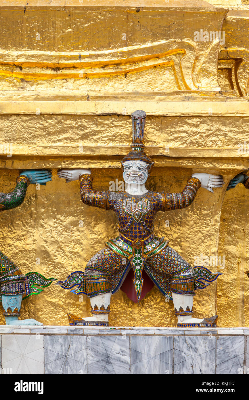 Bangkok, Thaïlande. Yakshas (démons) appuyant la chedi doré, Grand Palais Royal composé. Banque D'Images