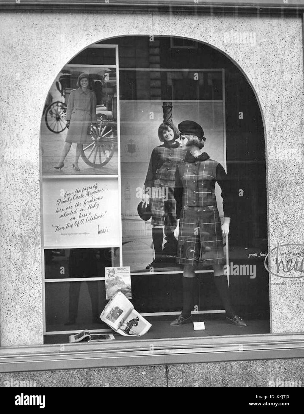 En 1965, le grand magasin Hess Brothers présentait une vitrine présentant les modes italiennes pour adolescents, comme on le voit dans Family Circle Magazine. L'affichage mettait en évidence les dernières tendances de la mode jeunesse, offrant un aperçu des designs élégants d'inspiration italienne populaires au milieu des années 1960 Banque D'Images