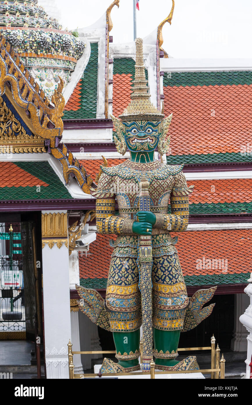 Bangkok, Thaïlande. Yaksha (démon) Guardian, Royal Grand Palace composé. Banque D'Images