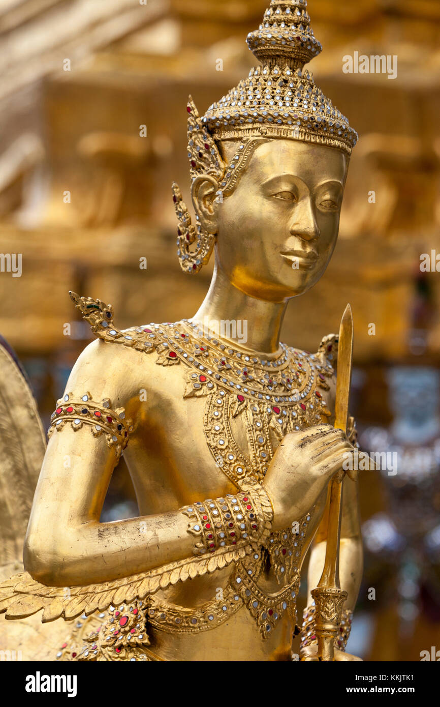 Bangkok, Thaïlande. Kinnara, un mi-homme mi-oiseau figure mythologique, Royal Grand Palace composé. Banque D'Images