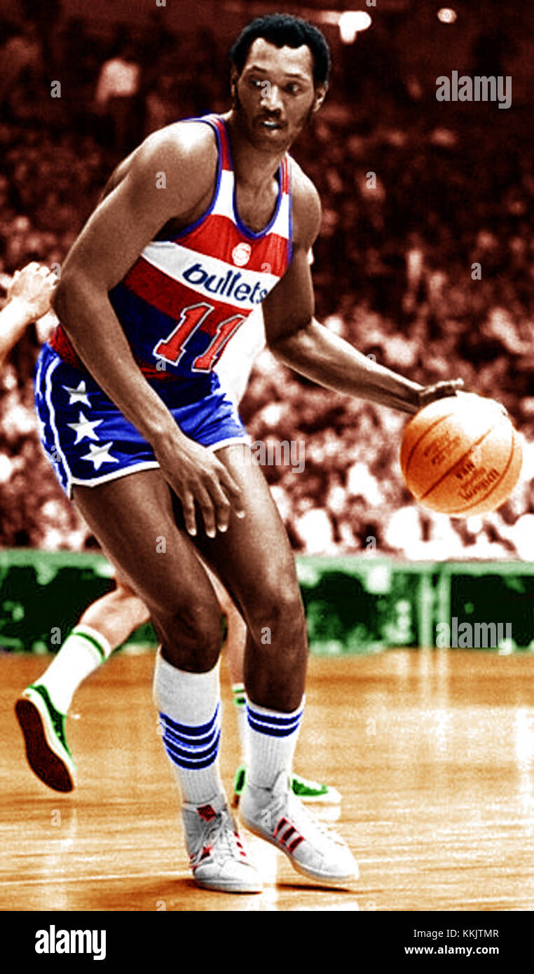 Elvin Hayes, ancien joueur de basket-ball professionnel, a joué pour les Bullets de Washington lors de la saison 1975 de la NBA. Connu pour sa capacité de marquer et ses capacités de rebondissement, Hayes est un joueur essentiel pour les balles, contribuant de manière significative au succès de l'équipe pendant cette période. Banque D'Images