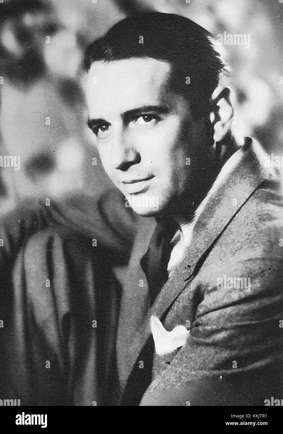 Une image promotionnelle représentant Donald Cook, un acteur américain, aux côtés du logo Columbia Pictures. L'image sert probablement de matériel marketing pour un film ou un projet impliquant Cook et le studio. Banque D'Images