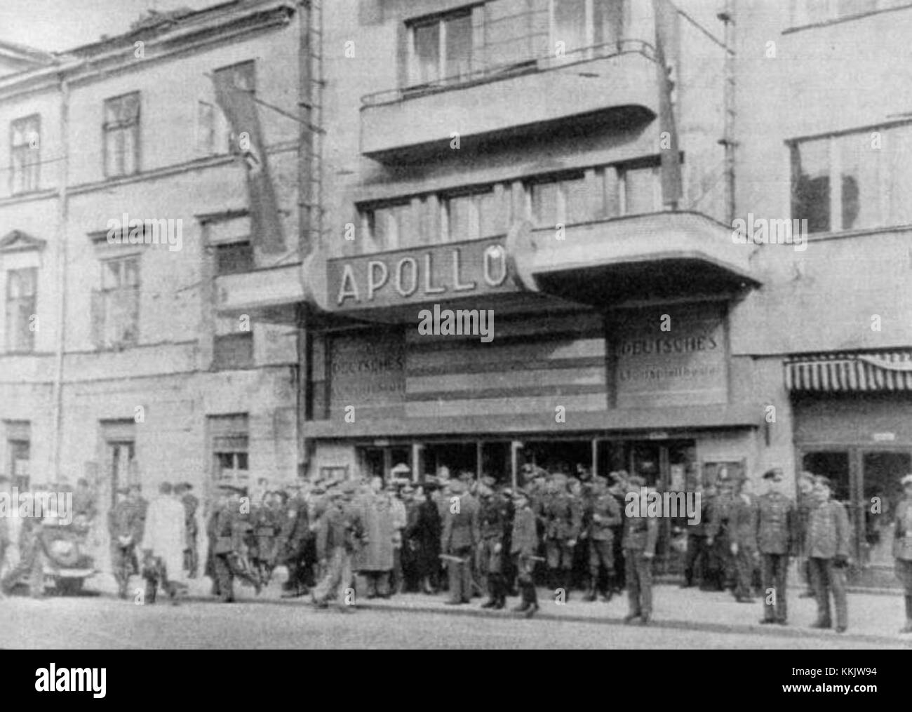 Kino Apollo à Varsovie est un cinéma historique connu pour son rôle important dans la vie culturelle de la ville. Il a accueilli de nombreux films et événements, contribuant à la riche histoire du cinéma de Varsovie. Banque D'Images