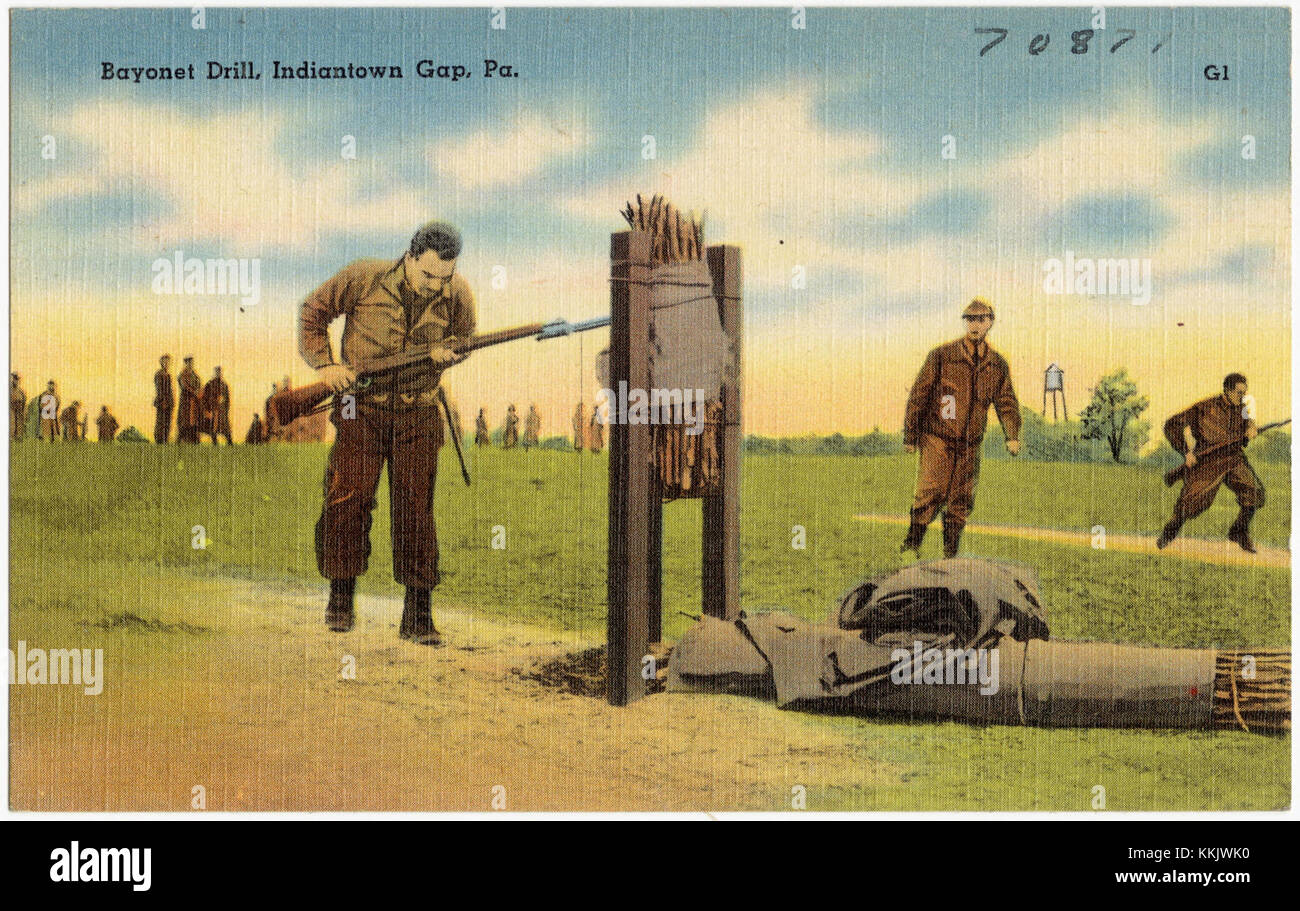 Une démonstration de forage à baïonnette à Indiantown Gap, en Pennsylvanie, présentant les techniques d'entraînement militaire et l'utilisation de baïonnettes dans le cadre de l'entraînement de base de l'infanterie au milieu du XXe siècle. Banque D'Images