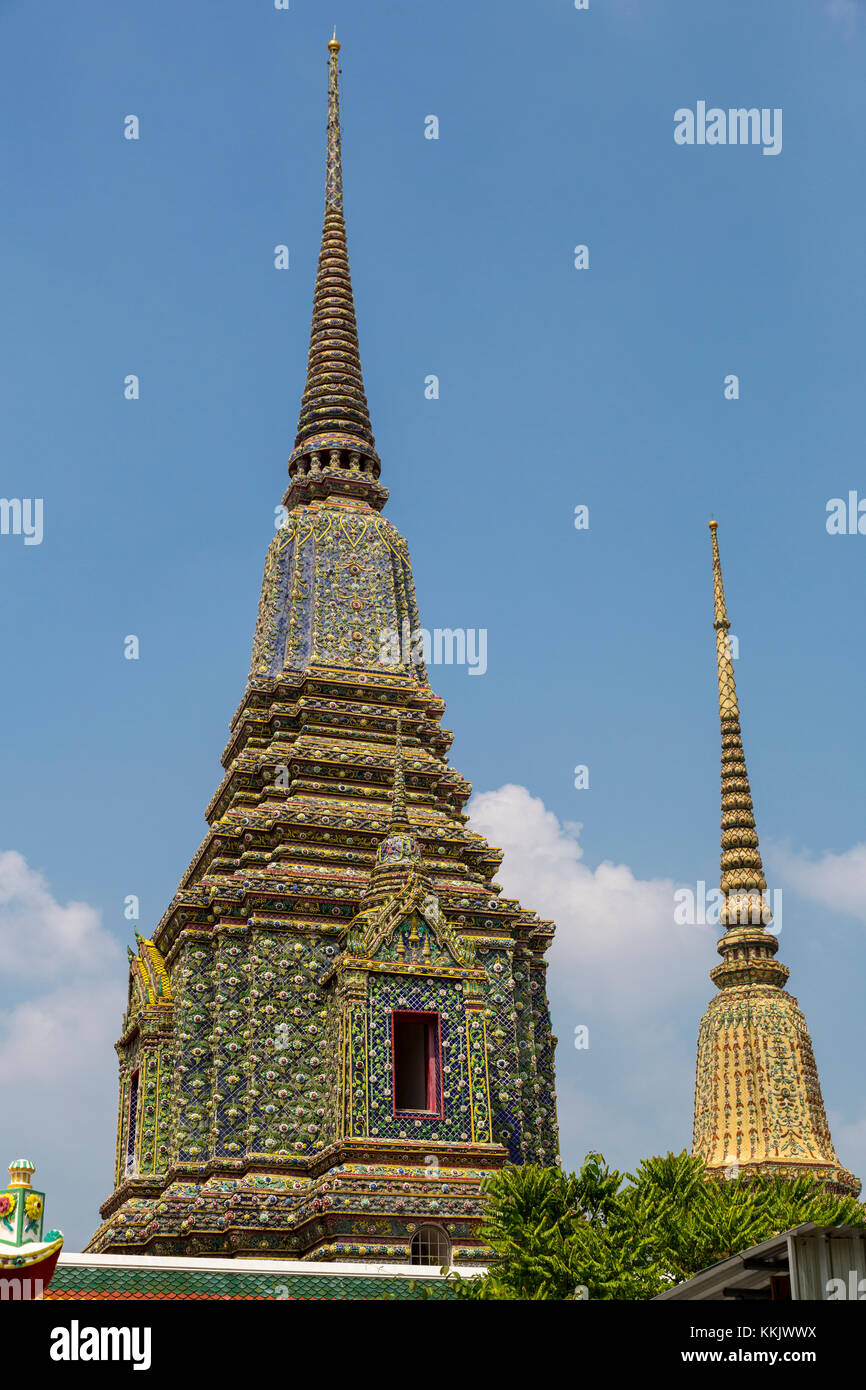 Bangkok, Thaïlande. Chedi de Rama IV à gauche, à l'intérieur du Wat Pho (Bouddha couché) composé. Banque D'Images