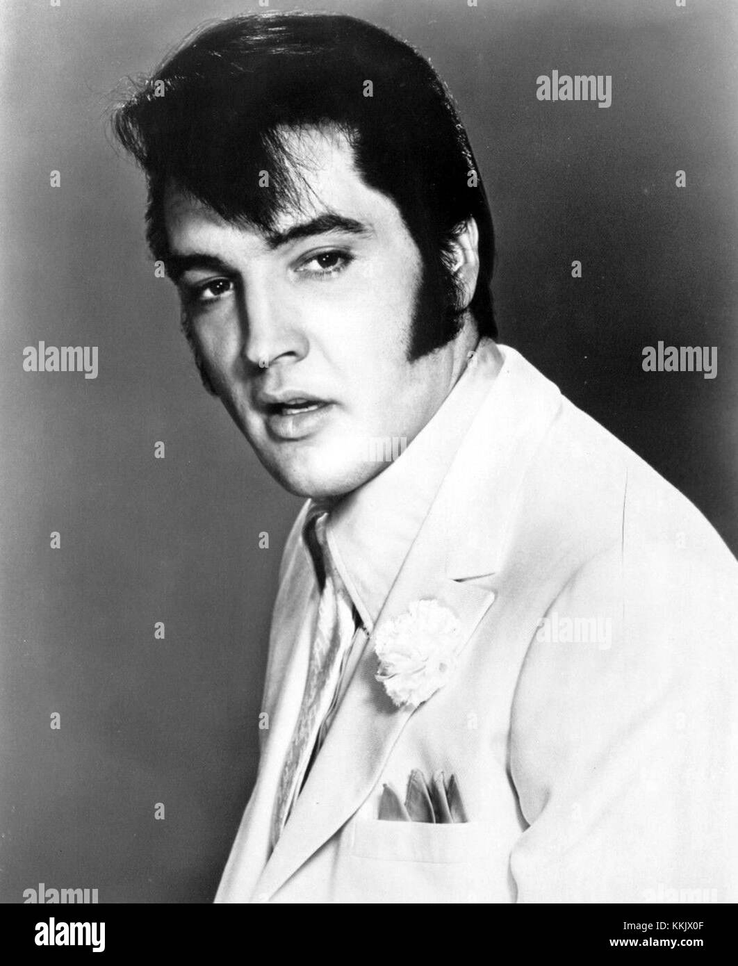 Une photo publicitaire d'Elvis Presley du film de 1968 The trouble with Girls. L'image capture Presley dans le personnage, représentant son rôle dans le film, qui était une comédie musicale. Le film présentait un mélange de comédie et de romance, avec Elvis jouant le rôle d'un directeur de spectacle. L'image reflète l'esthétique rétro de filmâ€™s et le statut d'icône culturelle de Elvisâ€™s dans les années 1960 Banque D'Images