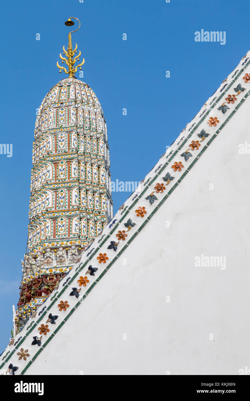 Bangkok, Thaïlande. Un satellite de Prang le Wat Arun dédié au dieu du vent Phra Phai. Banque D'Images