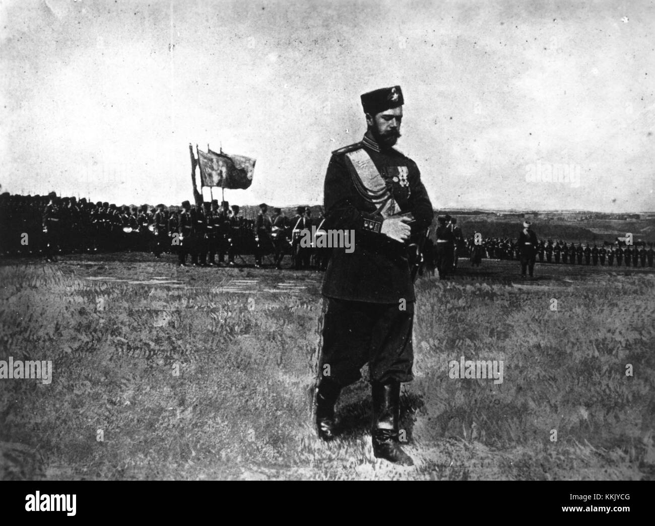 Nicholas II (1868-1918), le dernier tsar de Russie, vers 1917. Nicholas II de Russie avec ses troupes Banque D'Images