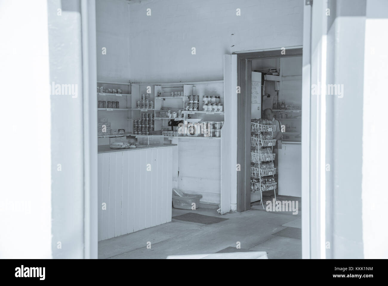 Sydney, Australie - Novembre 23, 2017 ; Etagères stocké avec les aliments préemballés et les balances de comptoir en bois à l'ancienne vue par la porte de corne Banque D'Images