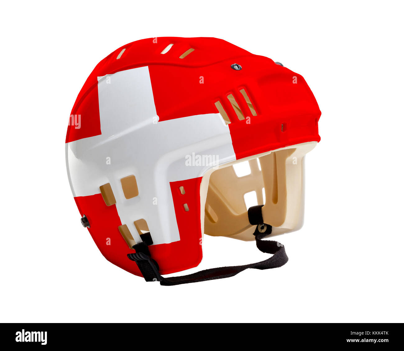 Casque de hockey sur glace avec le drapeau suisse peint sur elle. isolé sur fond blanc. La Suisse est l'une des principales nations de hockey sur glace. Banque D'Images