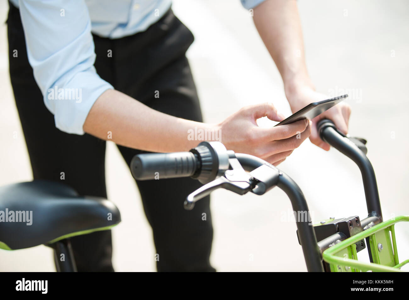 Les jeunes Chinois de la numérisation d'un QR code pour débloquer un vélo partager Banque D'Images