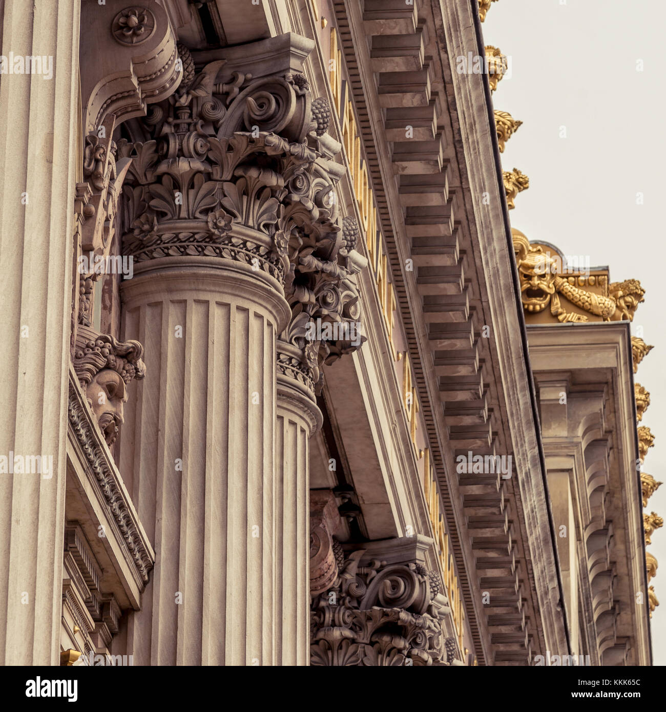 Chapiteau de colonne corinthienne avec feuilles d'acanthe Banque D'Images