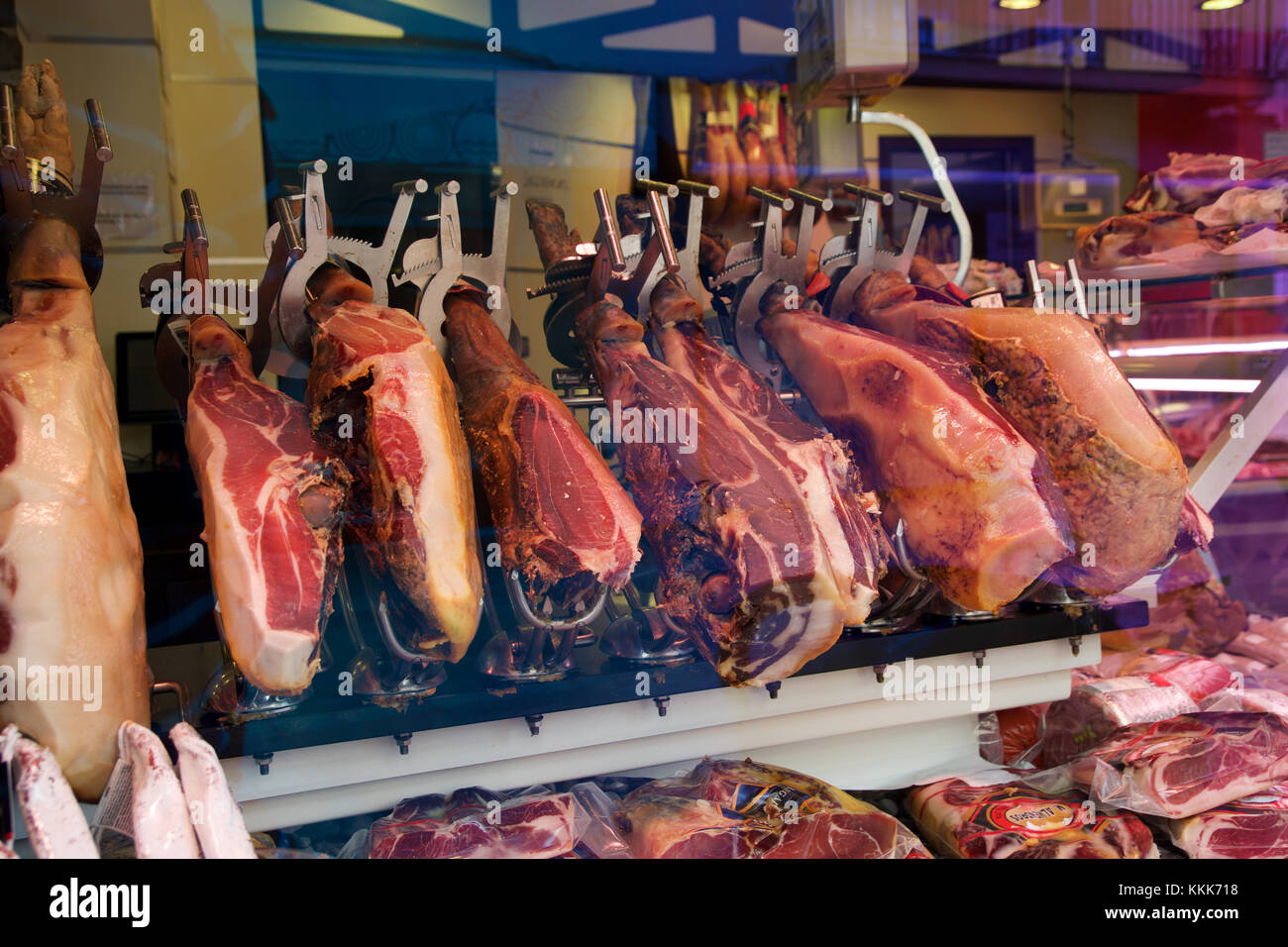 Cambrils, Espagne - août 27th, 2017 : le jambon espagnol sur un marché, jamon iberico vu la jambe noire isolées du porc, de la viande en Espagne nationale traditionnelle, magasin alimentaire sur fond de jambon serrano gastronomie, cuisine sur berian bacon Banque D'Images