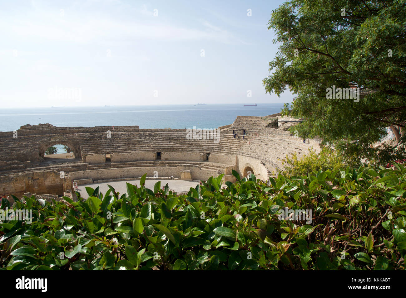 Tarragone, Espagne - août 28th, 2017 : une vue panoramique de l'ancien amphithéâtre romain à côté de la mer méditerranée Banque D'Images