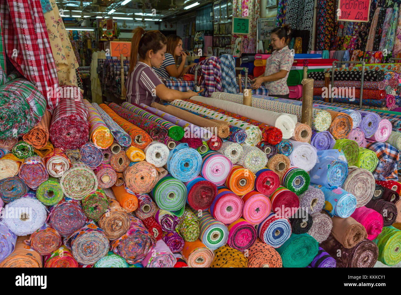 Bangkok, Thaïlande. Rouleaux de tissus, Pahurat, le quartier indien. Banque D'Images