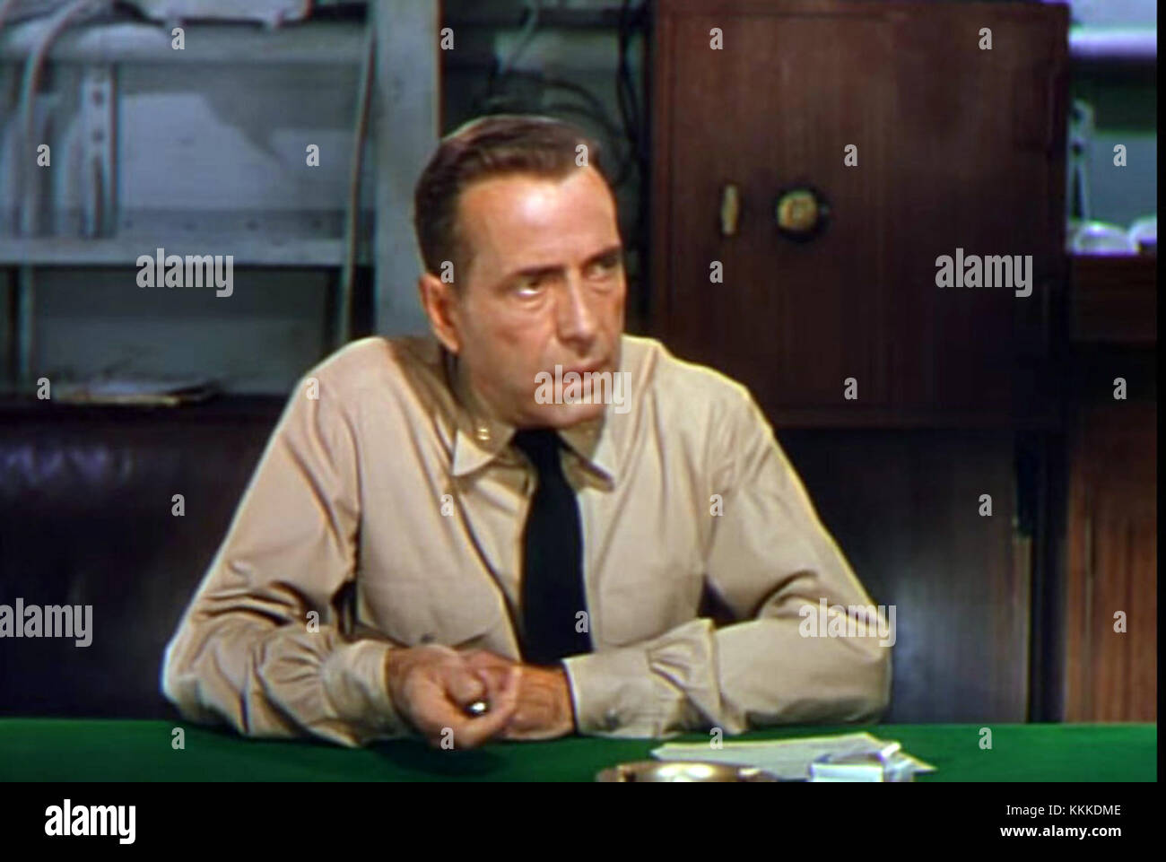 Dans le film « la mutinerie de Caine », le lieutenant-commandant Queeg rencontre des officiers, marquant un moment charnière dans le drame militaire et son développement. Banque D'Images