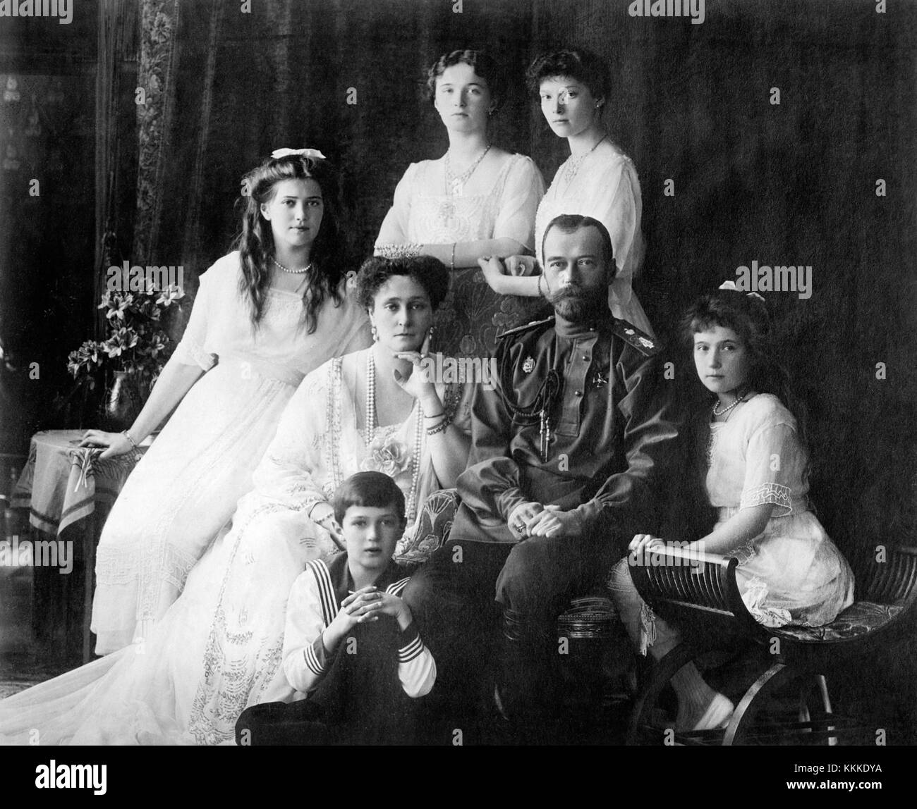 La photo montre les membres des Romanov, la dernière famille royale de Russie, y compris: Assis (de gauche à droite) Marie, la reine Alexandra, le tsar Nicholas II, Anastasia, Alexei (devant), et debout (de gauche à droite), Olga et Tatiana. (Source : projet Flickr Commons, 2010) famille Nicholas II de Russie ca. 1914 Banque D'Images