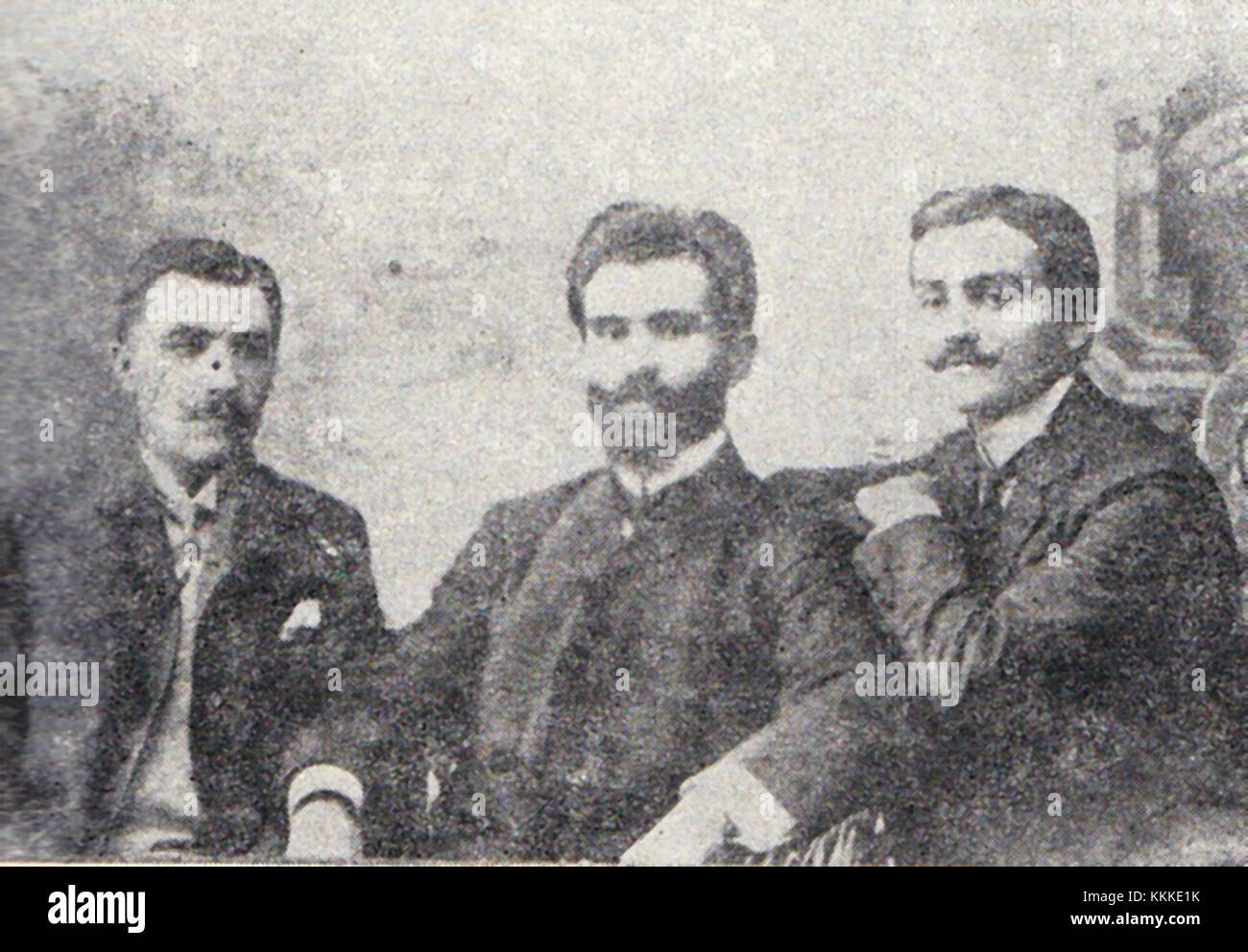 Apcar Baltazar, représenté avec deux amis, peut-être dans un contexte culturel ou historique, cette image reflète des relations ou des moments significatifs, mettant en évidence une époque ou un événement. Banque D'Images