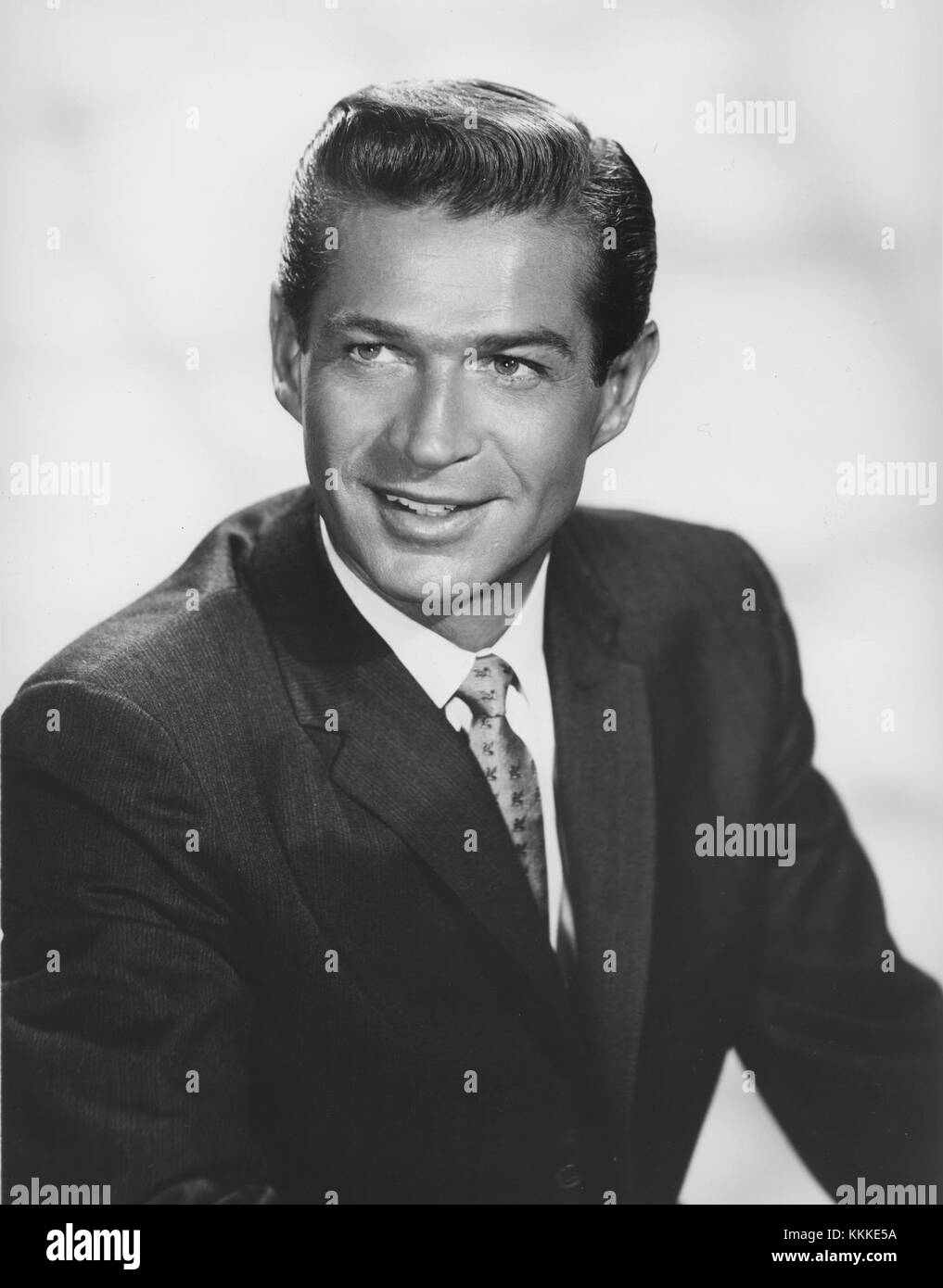 George Nader est un acteur américain qui est apparu dans des séries télévisées et des films dans les années 1950 et 1960 Cette image date de son temps de travail avec NBC. Banque D'Images George Nader est un acteur américain qui est apparu dans des séries télévisées et des films dans les années 1950 et 1960 Cette image date de son temps de travail avec NBC. Banque D'Images