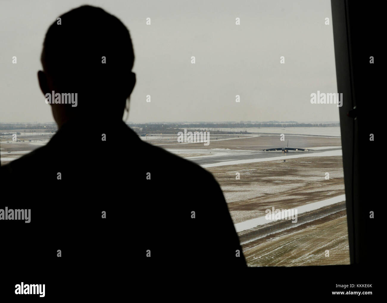 Airman Senior Daniel Langholz, 5e Escadron de soutien de contrôleur aérien, montres un B-52H Stratofortress taxi sur la piste à Minot Air Force Base, N.D., le 5 novembre 2017, au cours de l'effort global Thunder 18. Thunder mondial annuel est un exercice de commandement et de contrôle destinés à former les forces du Commandement stratégique des États-Unis et d'évaluer l'état de préparation opérationnelle commune. (U.S. Air Force photo par Navigant de première classe Jessica Weissman) Banque D'Images