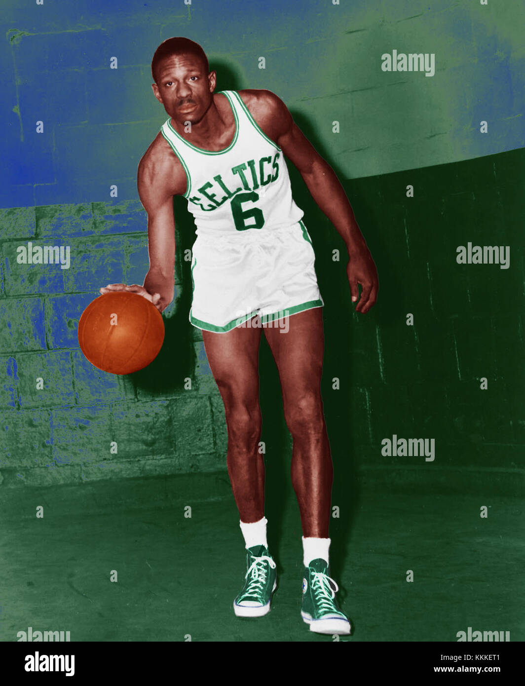 Bill Russell, un joueur de basket-ball légendaire, est capturé en train de dribbler le ballon alors qu'il jouait pour les Celtics de Boston. Les prouesses défensives et le leadership de Russell ont été des facteurs clés dans la domination des Celtics au cours des années 1950 et 1960 Banque D'Images